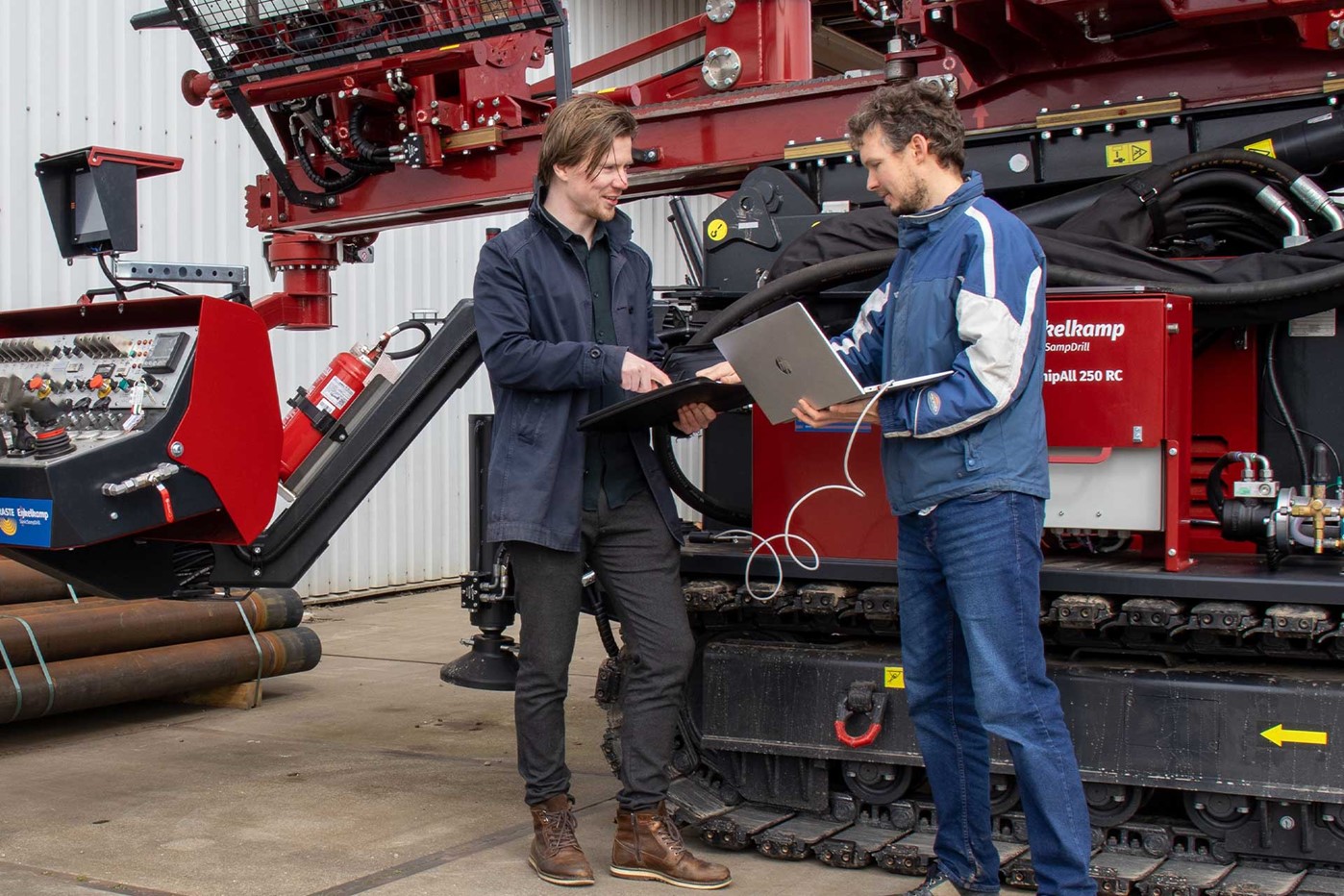 Thijs en Jeroen testen of de software op de sonische boormachine de juiste gegevens verstuurt